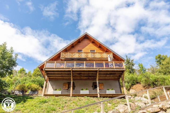 Gîte pour 9 personnes, avec Jacuzzi ainsi que Terrasse et Vue en Auvergne