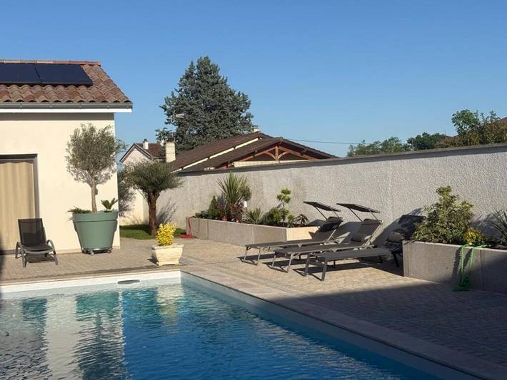 Location de vacances pour 6 personnes, avec jardin ainsi que vue et piscine à Crêches-sur-Saône - 3