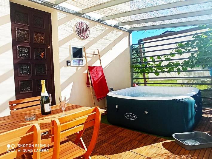 Gîte pour 2 personnes, avec Jacuzzi et Terrasse ainsi que Jardin et Vue à Saint-Jean-de-Duras