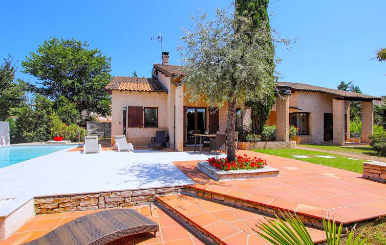 Location de vacances pour 7 personnes, avec terrasse ainsi que jardin et piscine à Meyzieu - 2