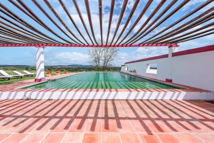 Villa para 20 pessoas, com jardim e terraço e ainda piscina em Montemor-o-Novo