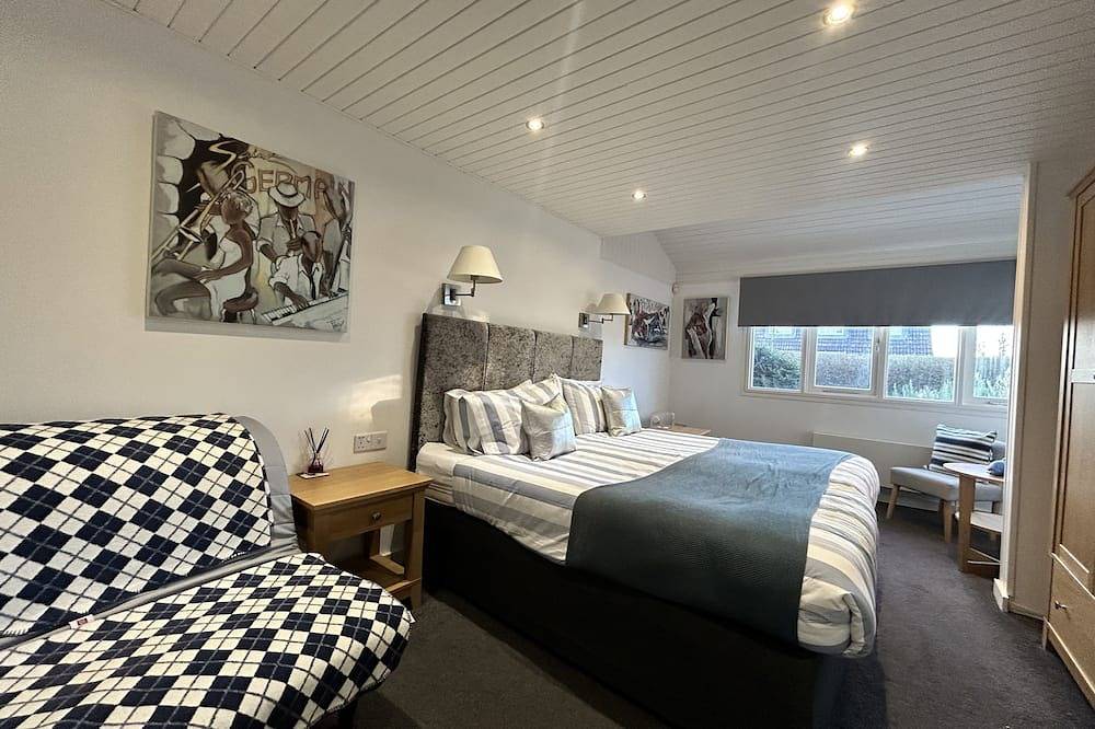 Sea Front Luxury Beach House, Panoramic Views, Direct Beach access, West Sussex in Selsey, West Sussex