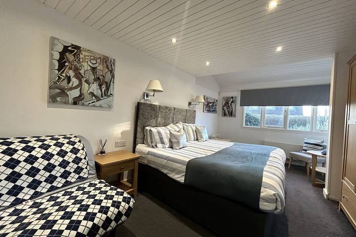 Sea Front Luxury Beach House, Panoramic Views, Direct Beach access, West Sussex in Selsey, West Sussex