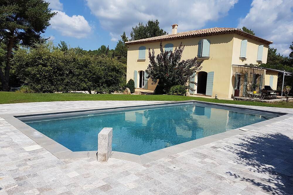 Elegant bastide with swimming pool for rent in a private estate in Haut-Var in Tourtour, Draguignan region