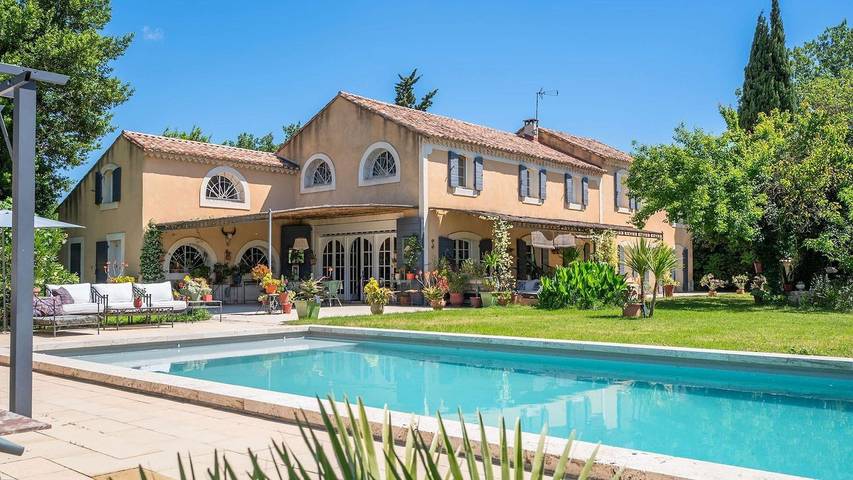 Villa per 11 persone, con piscina e idromassaggio nonché giardino a Arles