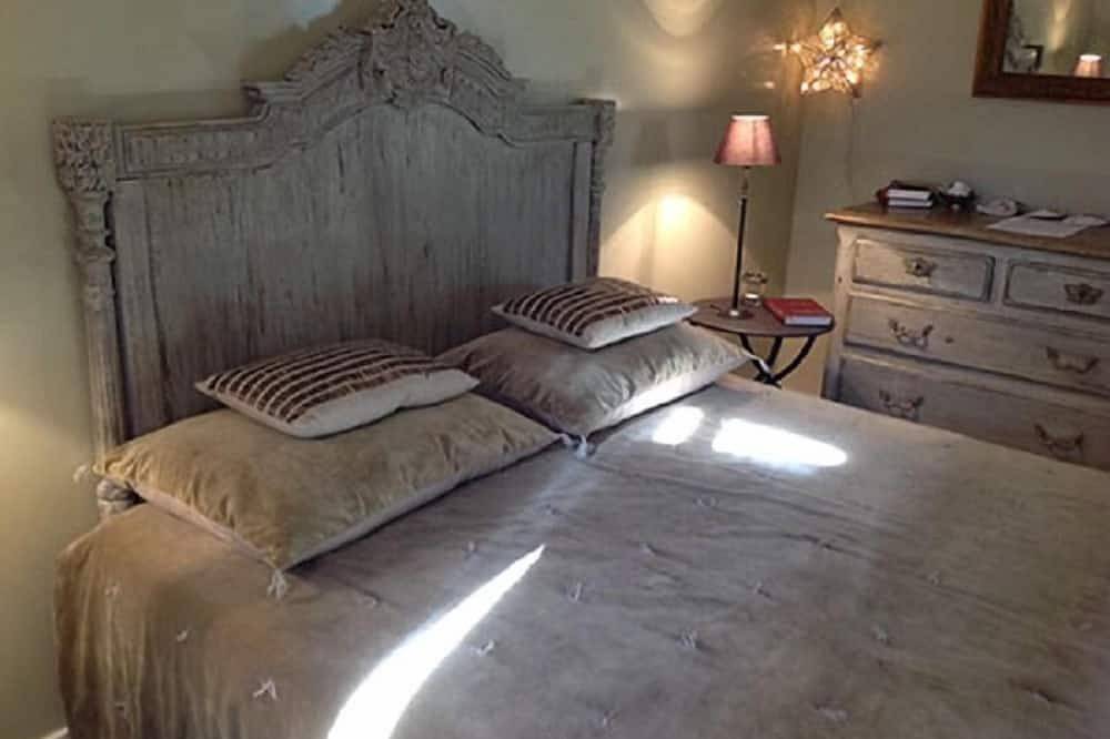 Chez elles en Provence Au temps des Cerises in Nans-les-Pins, Brignoles region