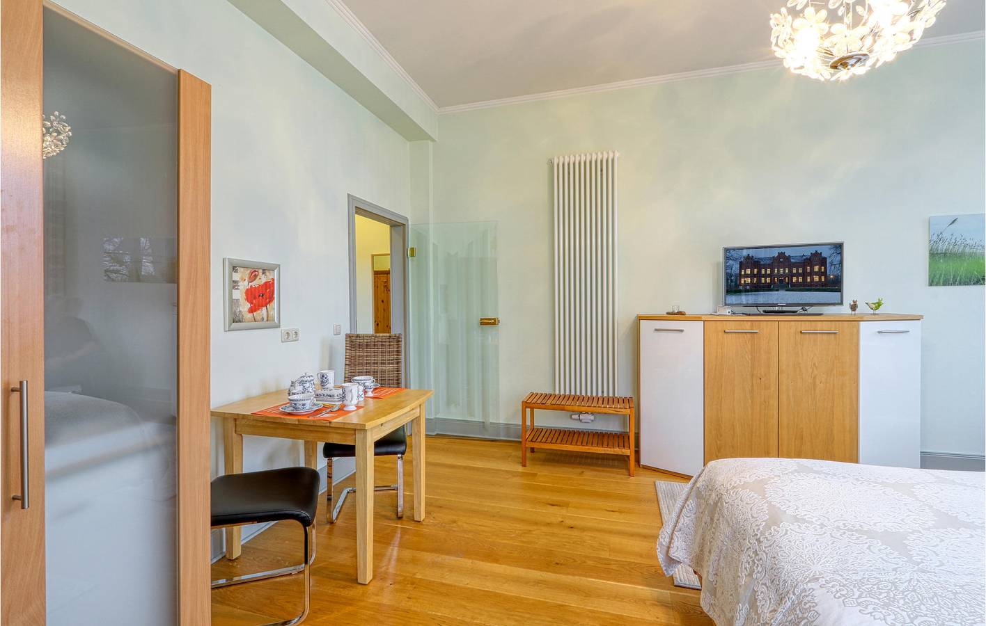 Ganze Ferienwohnung, Ferienwohnung am See mit Terrasse, Parkplatz & TV | Krakow am See in Alt Sammit, Krakow am See
