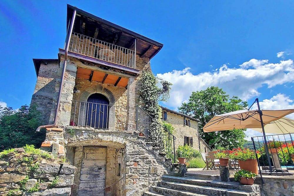Villa mit 3 Schlafzimmern, 2 Bädern, privatem Pool, zu Fuß zum Restaurant, Wlan in Castelnuovo di Garfagnana, Garfagnana