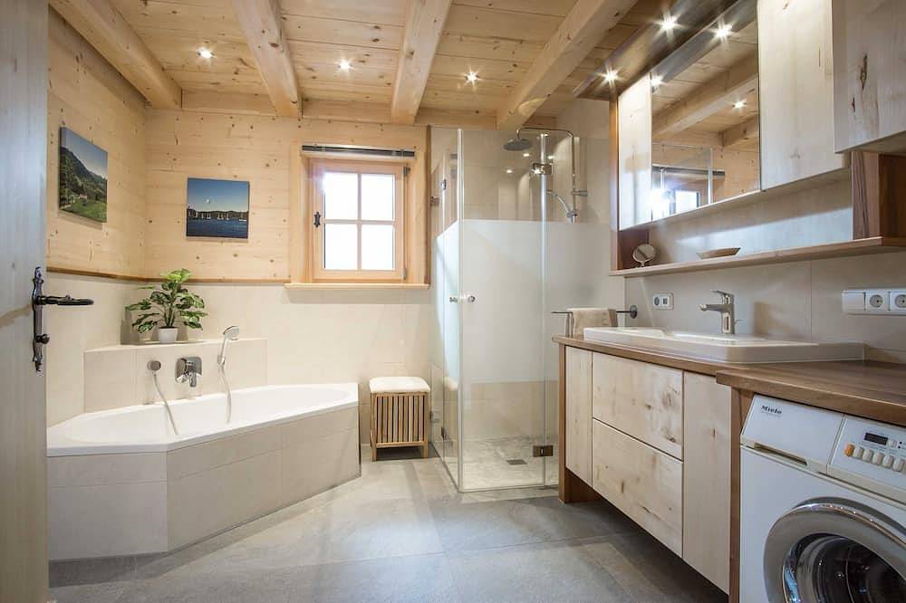Entire apartment, Apartment 2 - Ground floor - Apartment Tegernsee, Family Schneider, Kreuth in Kreuth, Bavarian Alps