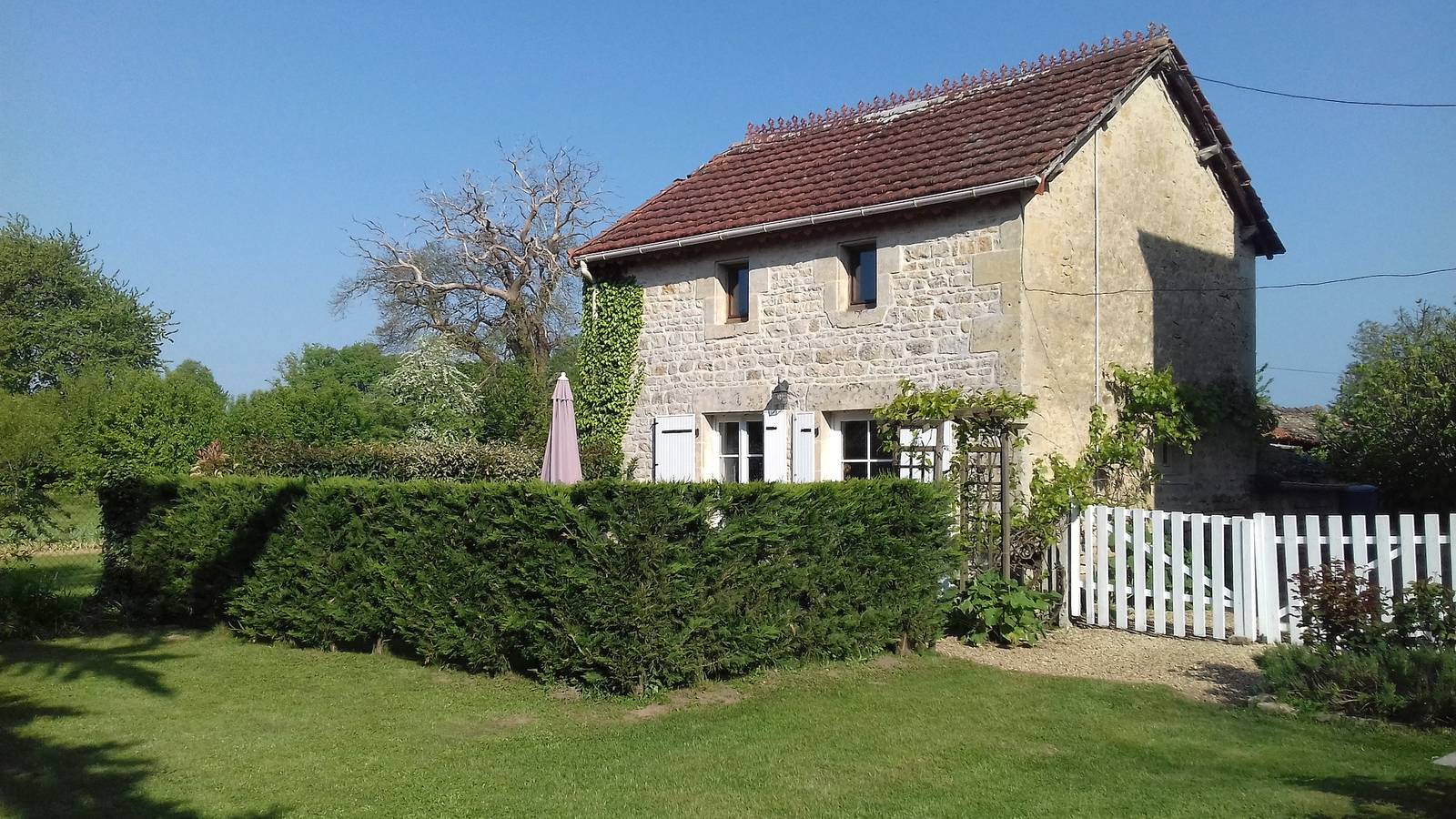 Les Roses Tremieres in Saint-Vincent-la-Châtre, Région de Niort