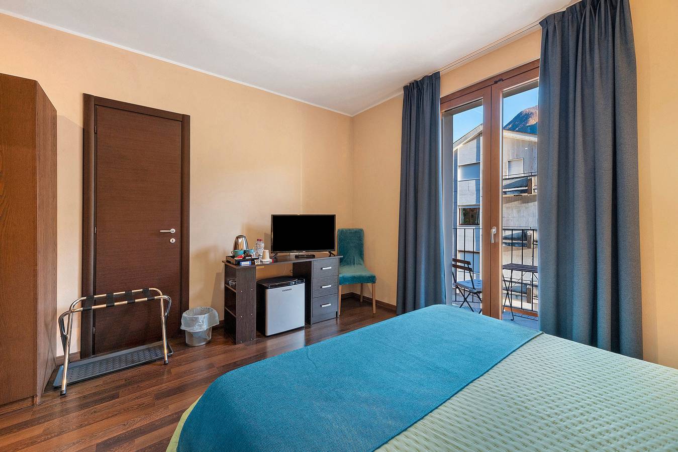 Camera '5' con Vista Lago, Wi-Fi e Aria Condizionata in Porlezza, Comune di Porlezza