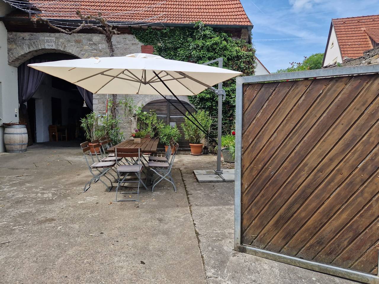 Weingut Knauer - Komfortables Doppelzimmer am Weingut in Dettelbach, Fränkisches Weinland