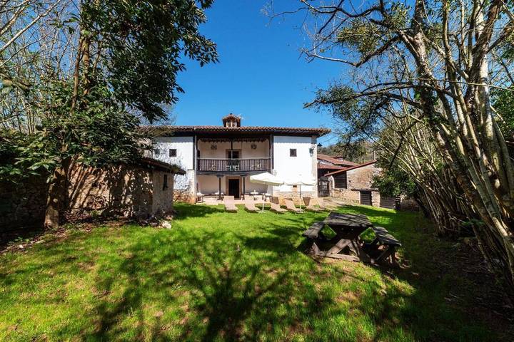 Casa rural para 8 personas, con jardín además de balcón y vistas en Onís