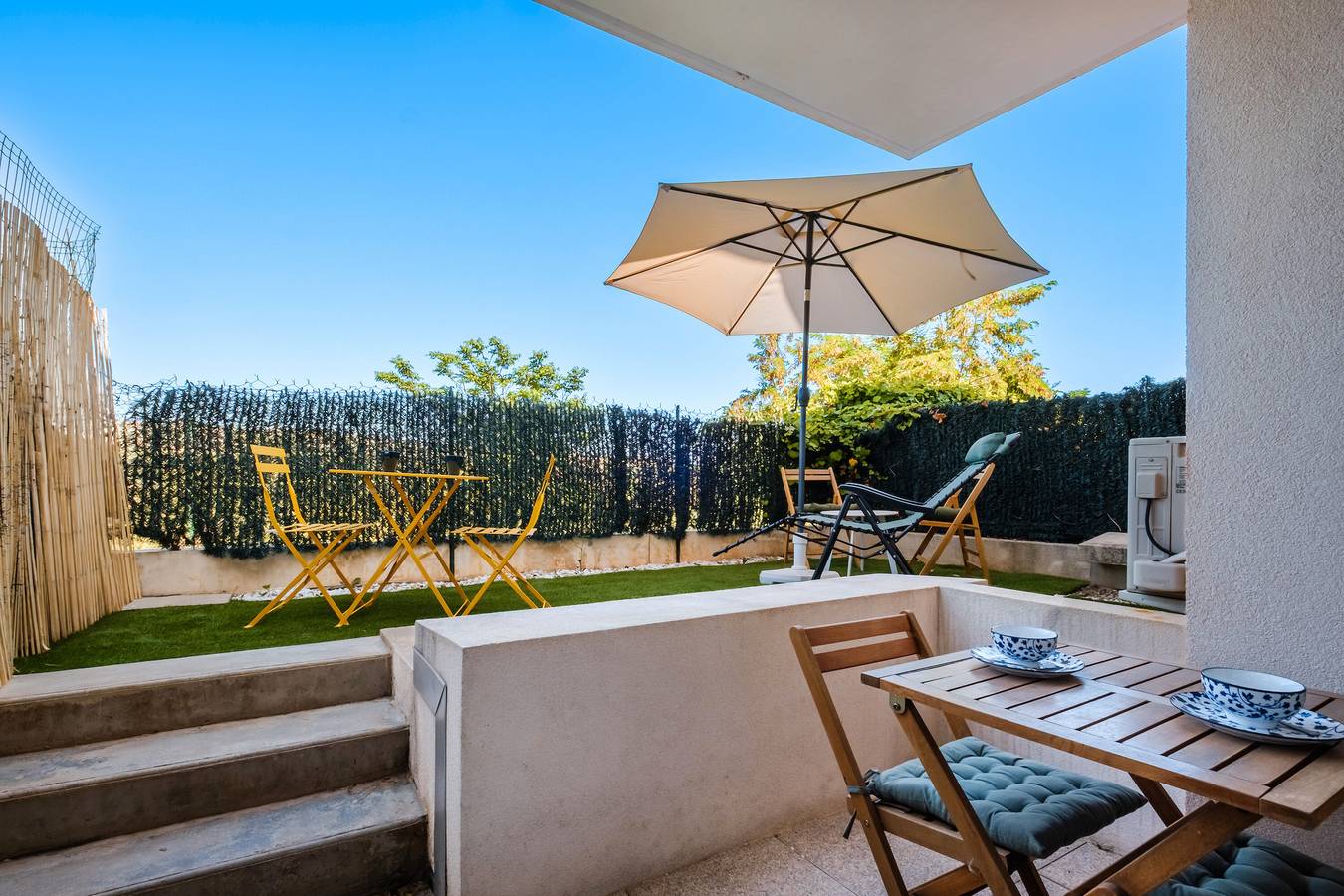 Ganzes Studio, Einzimmerapartment 'Résidence Les Bastides' mit Bergblick, Gemeinschaftspool und Klimaanlage in Saint-Laurent-du-Var, Cannes und Umgebung