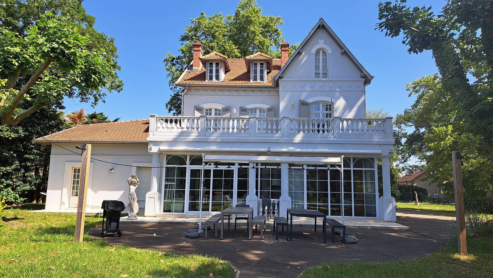 Apartamento vacacional entero, Prestigiosa casa con piscina a pocos minutos del océano in Saint-Julien-en-Born, Côte d’Argent