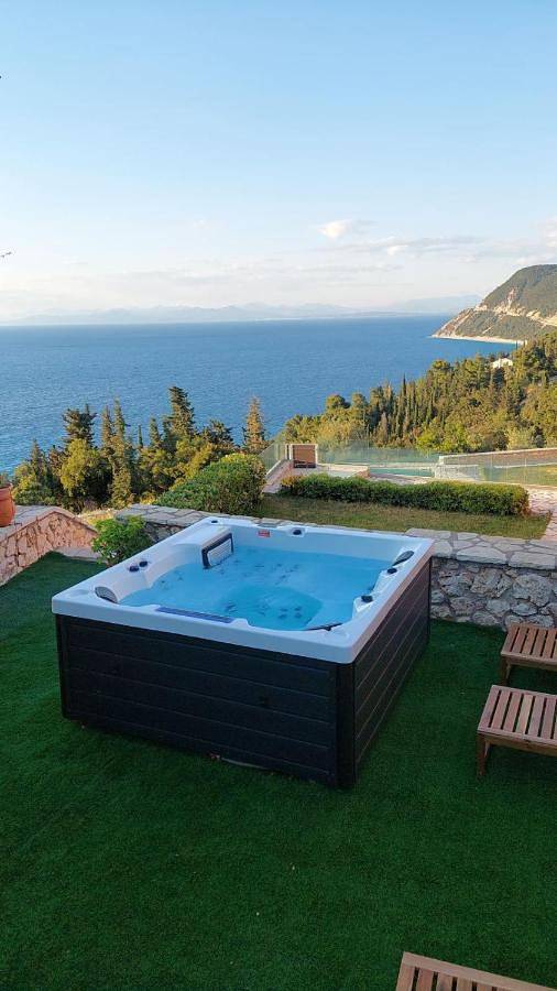 Villa για 8 άτομα, με μπανιέρα υδρομασάζ και μπαλκόνι στον Άγιο Νικήτα