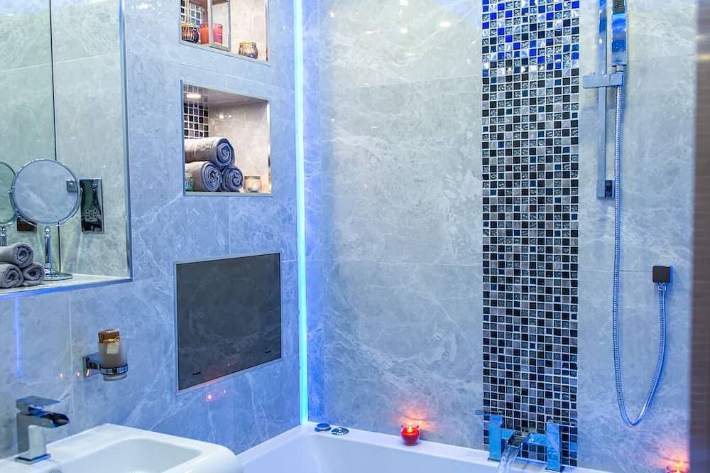Entire apartment, Aphrodite suites  The Royal Spa Suite Jet Spa Bath in Bradford, West Yorkshire