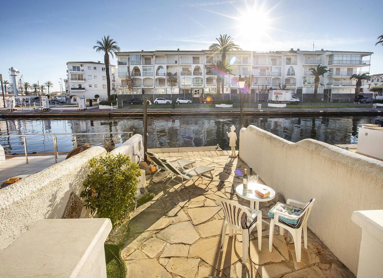 Charmvolles Fischerhaus mit 4 m Liegeplatz und Balkon auf der Isla Cartago in Empuriabrava, Oberampurien