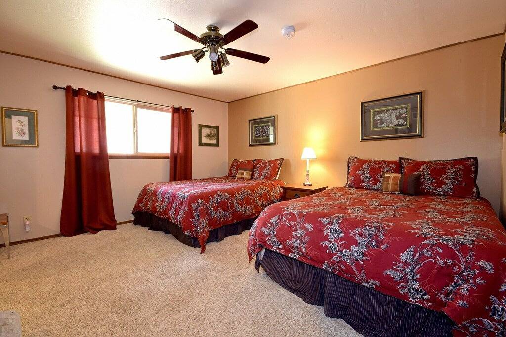 Marina Landing: Seeseite! Schritte zu Holloways! Spielzimmer! Ansichten! Kamin! Kabelfernsehen! Bbq! in Big Bear Lake, San Bernardino County