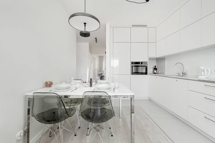 Entire apartment, Spacious Apartment for 6 Persons | Parking and Balcony in Wrocław, Lower Silesia