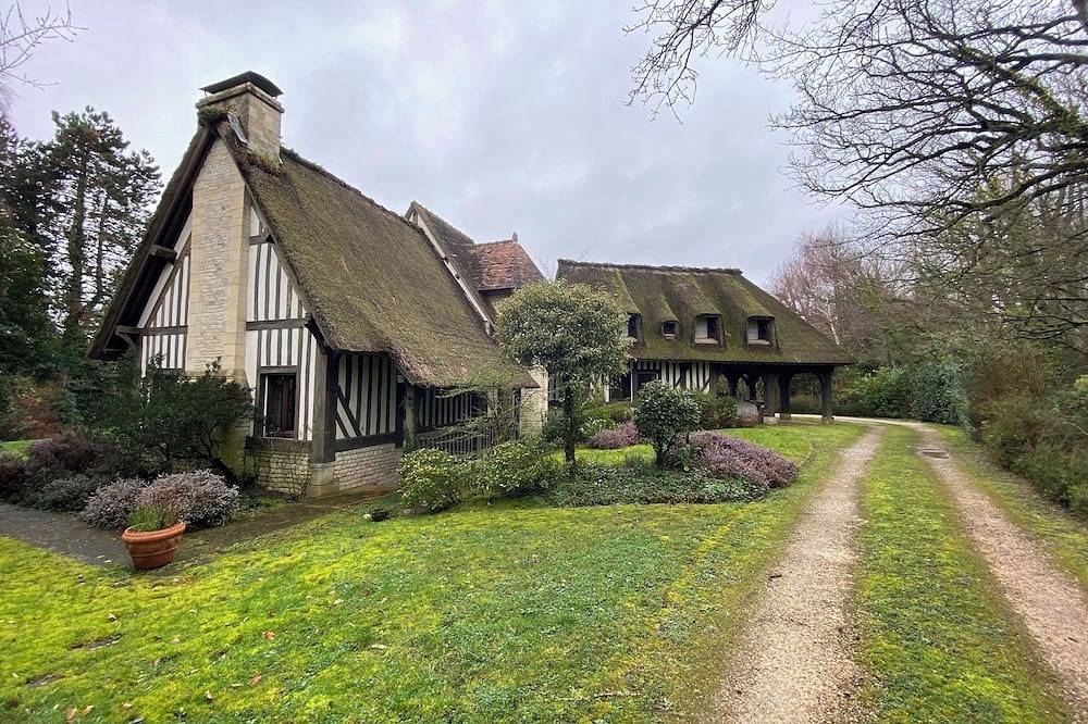Large Norman family home 5km from Deauville in Touques, Lisieux region