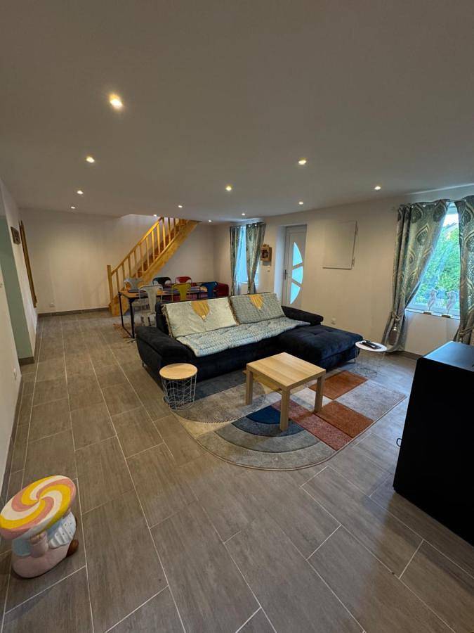 Gîte pour 6 personnes, avec terrasse dans Mecquignies