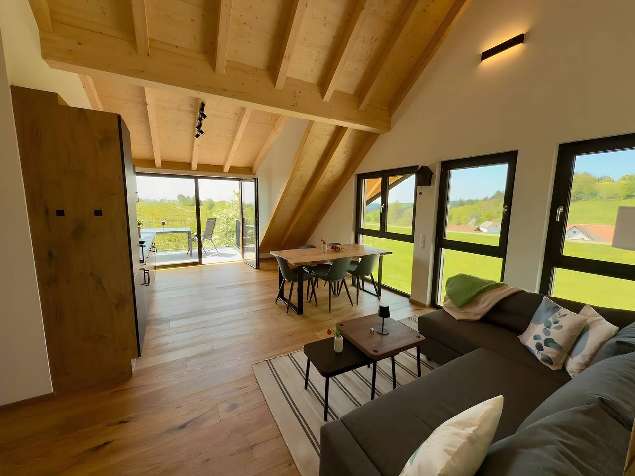 Apartamento inteiro, Apartamento 'Spatzennest' com vista para a montanha, varanda e Wi-Fi in Dachsberg, Floresta Negra do Sul