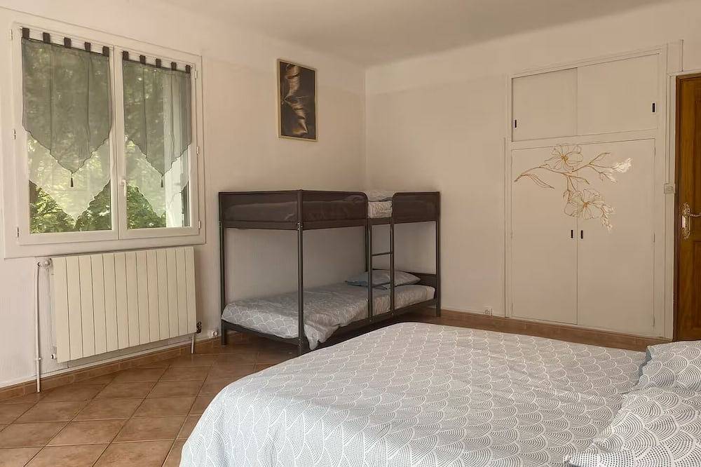 L'Orée Haut. 8-bed house in the Luberon regional nature park in Mane, Parc naturel régional du Luberon