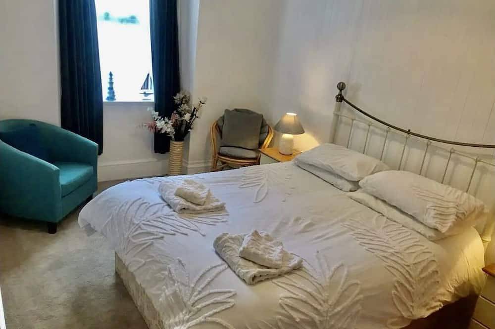 Entire apartment, Spacious 1 Bedroom Flat near Seafront, Penzance. Pet-Friendly! in Penzance, Cornwall