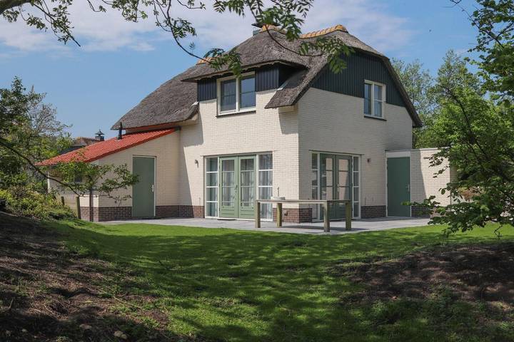 Vakantiehuis voor 6 personen, with Whirlpool and Terras as well as Tuin and Sauna in Makkum