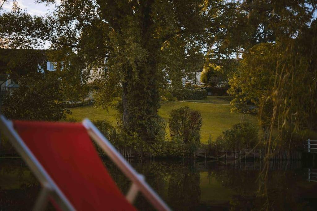 Le chalet du bout du monde, en bord de rivière ! in Grez-sur-Loing, Seine-et-Marne