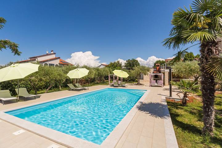 Ferienwohnung für 2 Personen, mit Balkon und Terrasse sowie Garten und Pool in Poreč