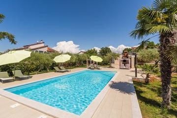 Ferienwohnung für 2 Personen, mit Terrasse und Garten sowie Pool in Poreč