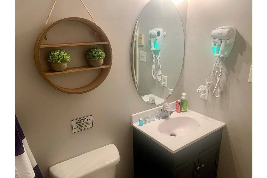 Home w/ Hot Tub, W&D + Free access to Pools, Lake, Fitness, Tennis, & More. in Saw Creek, Monroe County (PA)