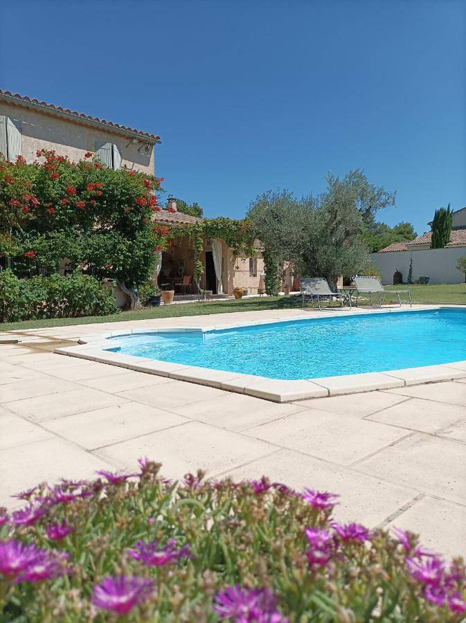 Chambre d’hôte pour 2 personnes, avec piscine ainsi que terrasse et jardin à Mouriès