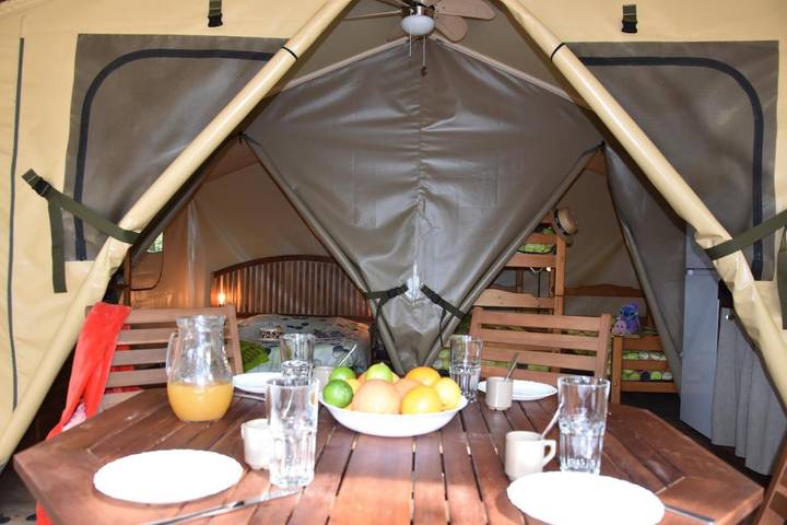 Location de vacances pour 5 personnes, avec terrasse et jardin ainsi que piscine et vue à Anglars