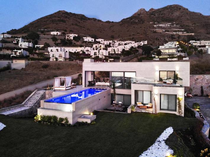Villa pour 12 personnes, avec jardin et vue ainsi que piscine et sauna, animaux acceptés - 1