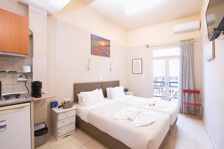 Chambre d’hôte pour 2 personnes, avec Balcon ainsi que Terrasse et Vue à La Canée
