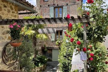 Gîte pour 2 personnes, avec piscine et jardin à Felzins