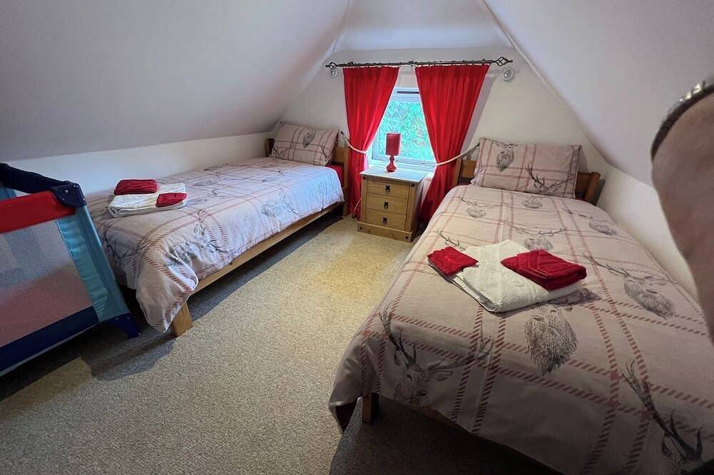 Thatched cottage with hot tub, games room, and garden – ideal for romantic breaks or family escapes in Burley, Hampshire