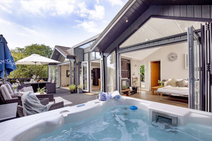 Chalet for 6 people, with hot tub in Devon