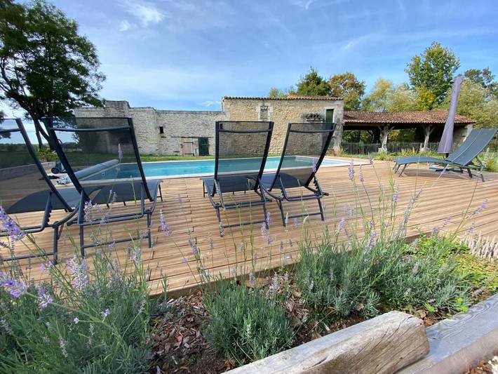 Location de vacances pour 4 personnes, avec jardin et piscine ainsi que terrasse et vue à Tonnay-Charente - 3