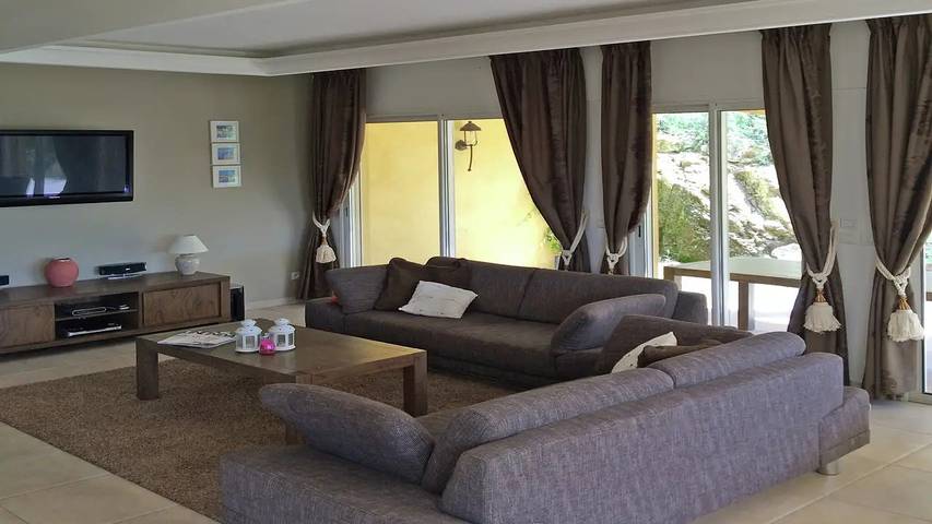 Location de vacances pour 14 personnes, avec jardin ainsi que terrasse et piscine, animaux acceptés à Le Muy - 2