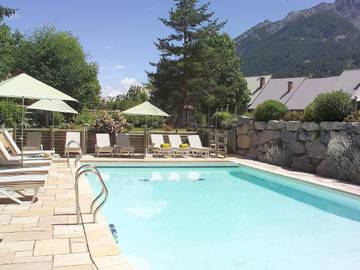 Gîte pour 8 personnes, avec terrasse et sauna ainsi que jacuzzi et piscine dans Office De Tourisme De Serre Chevalier - Bureau Du Monetier Les Bains