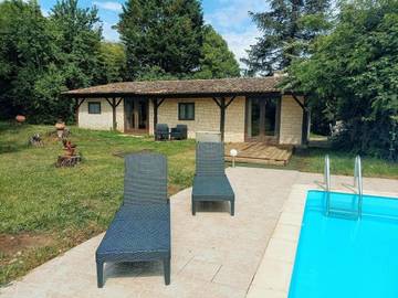 Gîte pour 2 personnes, avec vue ainsi que piscine et jardin à Bergerac