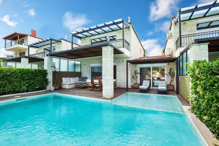 Bungalow für 7 Personen, mit Balkon und Whirlpool sowie Terrasse und Garten in Chalkidiki
