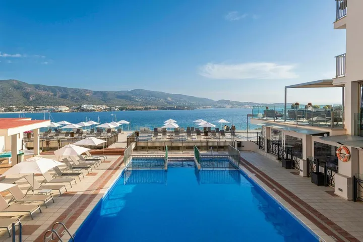 Aparthotel para 3 personas, con piscina además de piscina para niños y terraza - 1