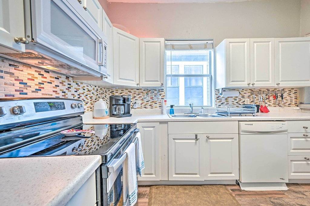 Ganze Wohnung, Updated Ybor City Duplex ~ 1/2 Mi to Seventh Ave! in Ybor City, Tampa