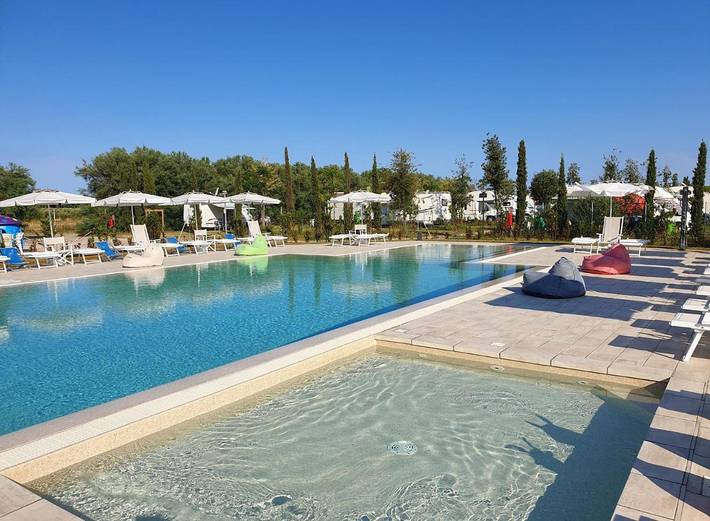 Bungalow per 7 persone, con piscina e giardino nonché idromassaggio in Cecina