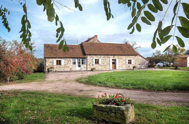 Gîte pour 8 personnes, avec terrasse et jardin à Martigny-le-Comte